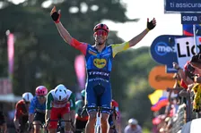 Thumbnail for article: Jonathan Milan sprint in Rome naar de winst in etappe 21 Giro d'Italia 2026