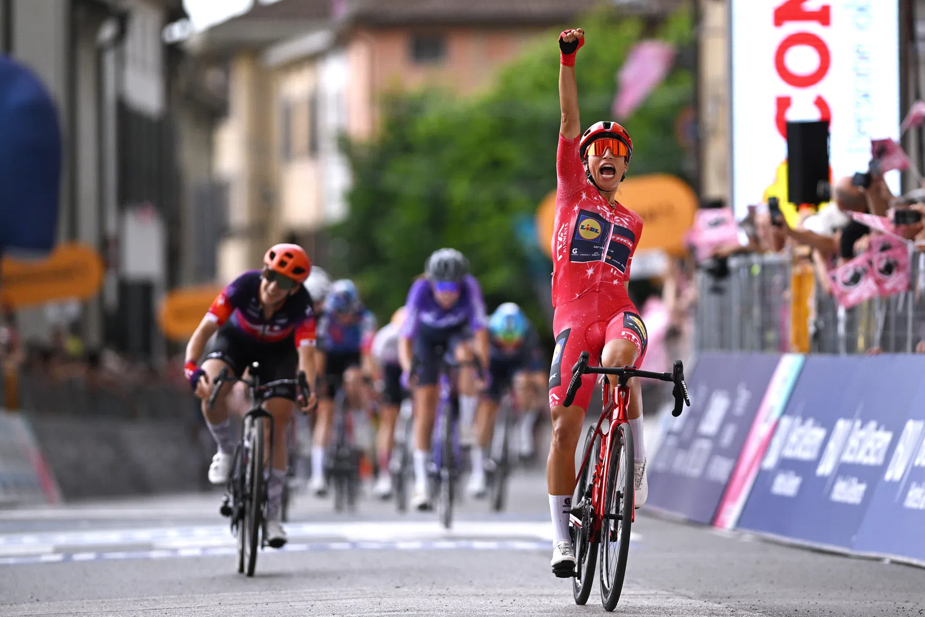 Elisa Balsamo sprint voor 4e keer naar ritwinst etappe 6 Giro d'Italia Women 2026