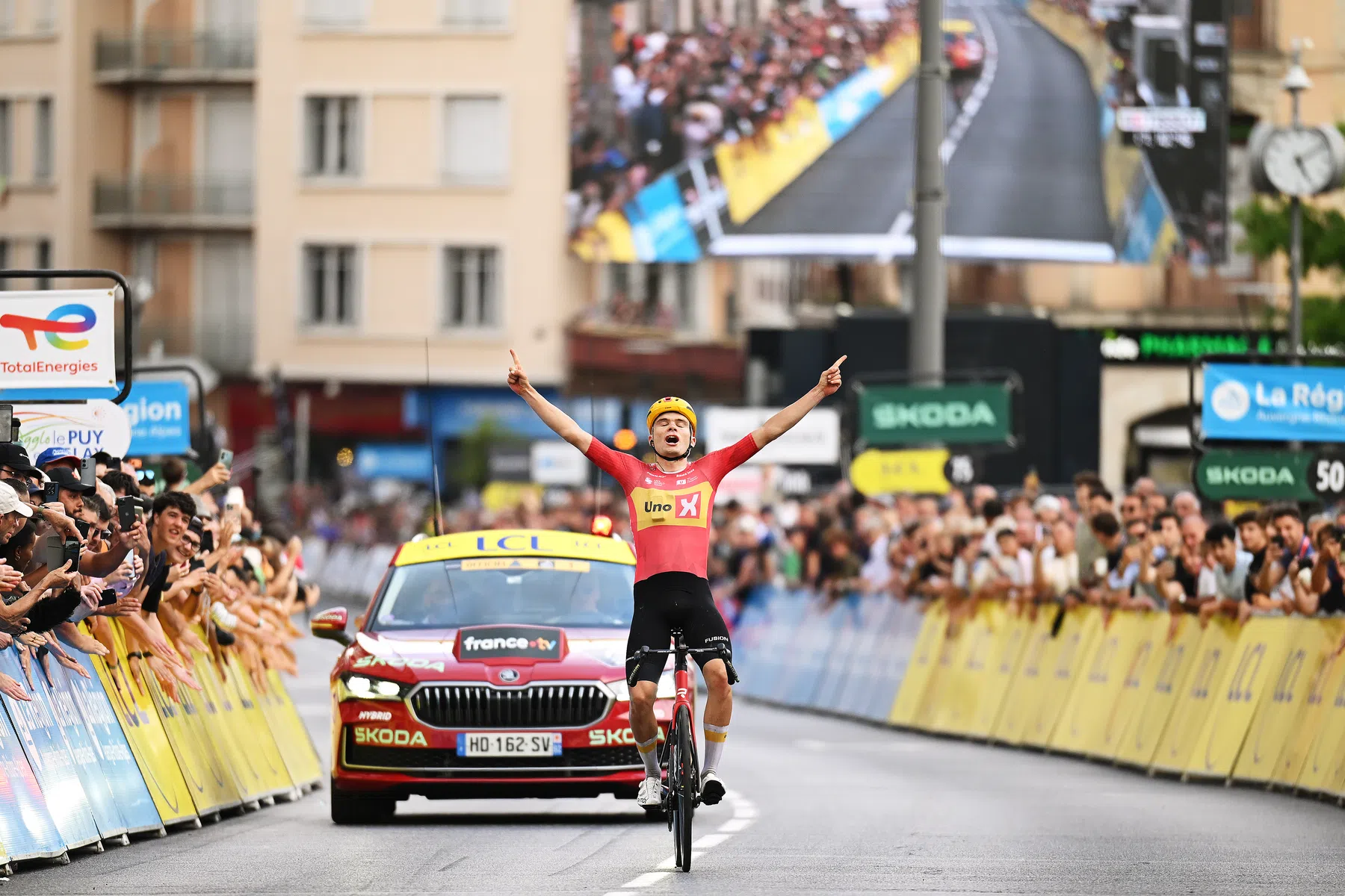 Anthon Charmig wint vanuit de vlucht in etappe 2 Tour Auvergne - Rhône-Alpes 2026