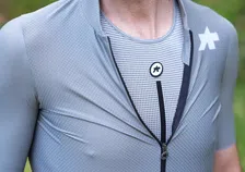 Thumbnail for article: Het ondershirt-dilemma van de zomer: dragen of juist weglaten?