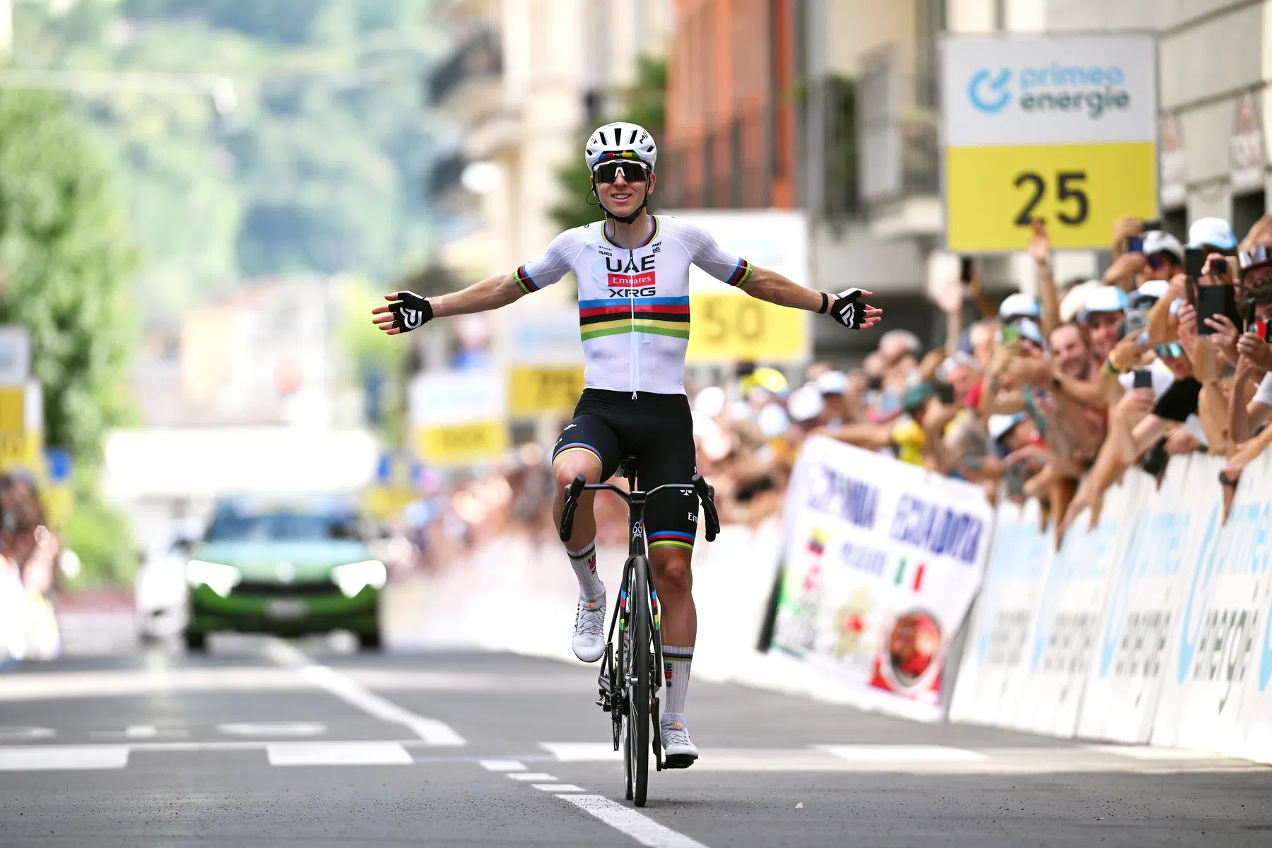 Tadej Pogacar wint etappe 1 Ronde van Zwitserland solo 71 km