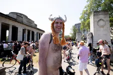 Thumbnail for article: Zijn wielrenners in de Tour de France echte mensen?