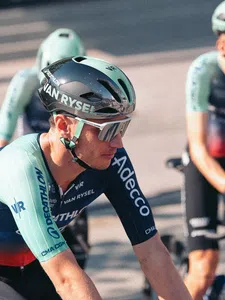 Thumbnail for article: VAN RYSEL onthult exclusieve helm van Olav Kooij voor tactisch sprintvoordeel