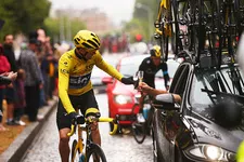Thumbnail for article: Het hele Tourpeloton trapt drie weken lang op minder benzine dan één volgauto