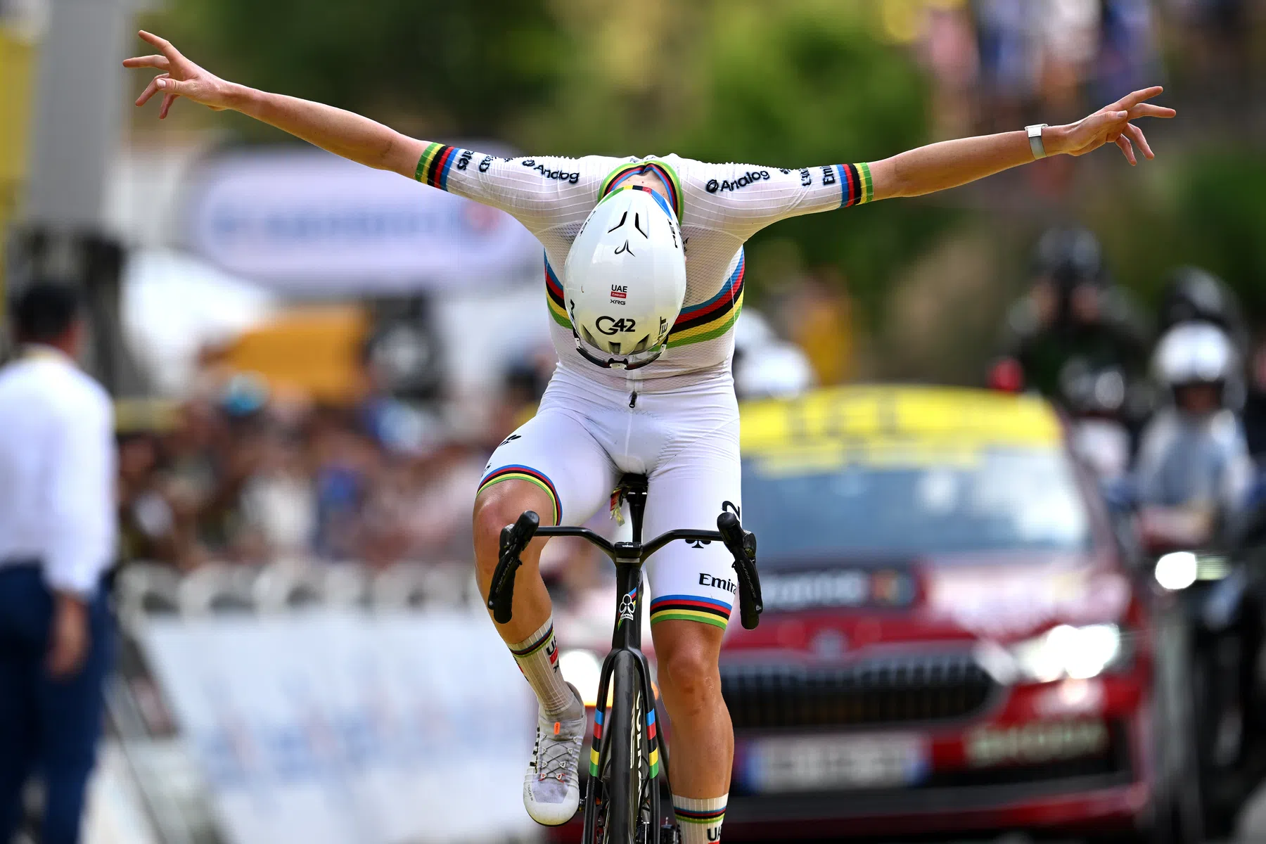 Tadej Pogačar wint etappe 6 over Tourmalet in Tour de France 2026