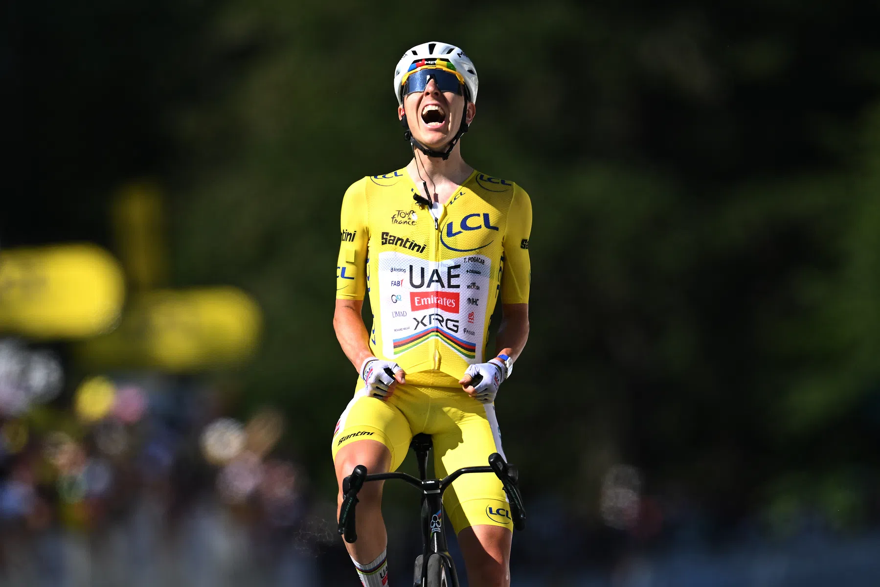 Tadej Pogačar wint Le Lioran derde ritzege in Tour de France 2026