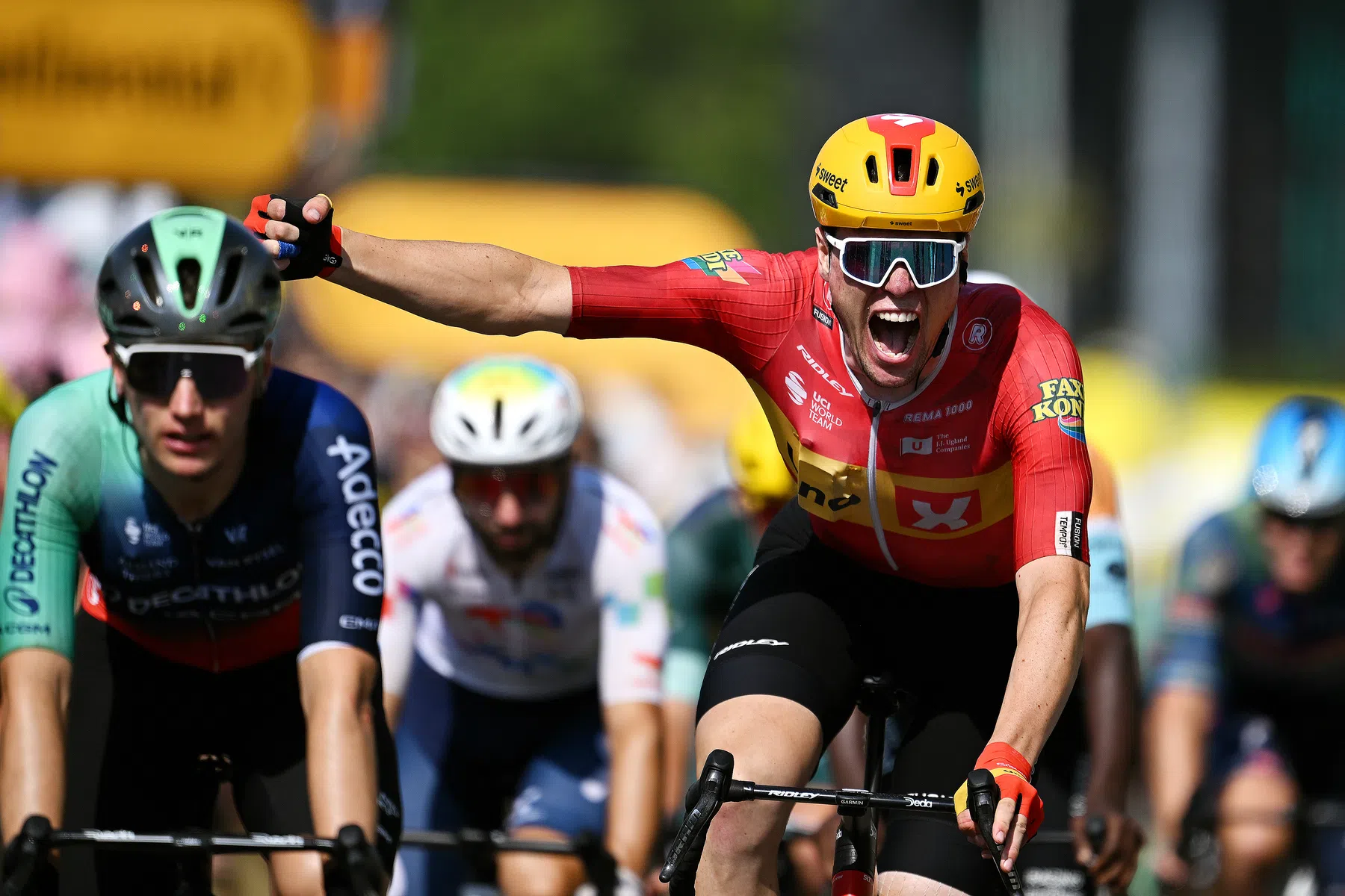 Søren Wærenskjold wint de massasprint in Nevers in etappe 11 Tour de France 2026