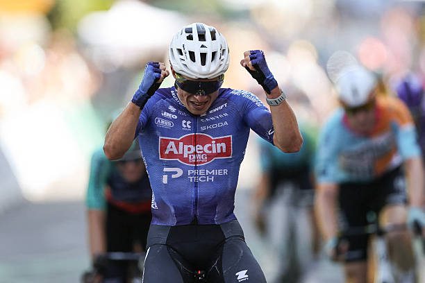 Jasper Philipsen wint geweldig spectaculaire etappe 17 van de Tour de France 2026