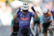 Thumbnail for article: Jasper Philipsen wint spectaculaire Etappe 17 Tour de France 2026
