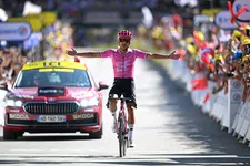 Thumbnail for article: Carapaz slaat op het perfecte moment toe en wint etappe 18 Tour de France 2026
