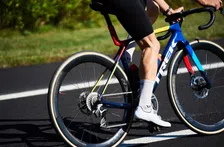 Thumbnail for article: Tour de France-fiets versus gewone racefiets: hoeveel sneller is de duurste optie?