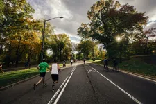 Thumbnail for article: Hardlopen of wielrennen: welke duursport vraagt nu écht het meeste van je lichaam?