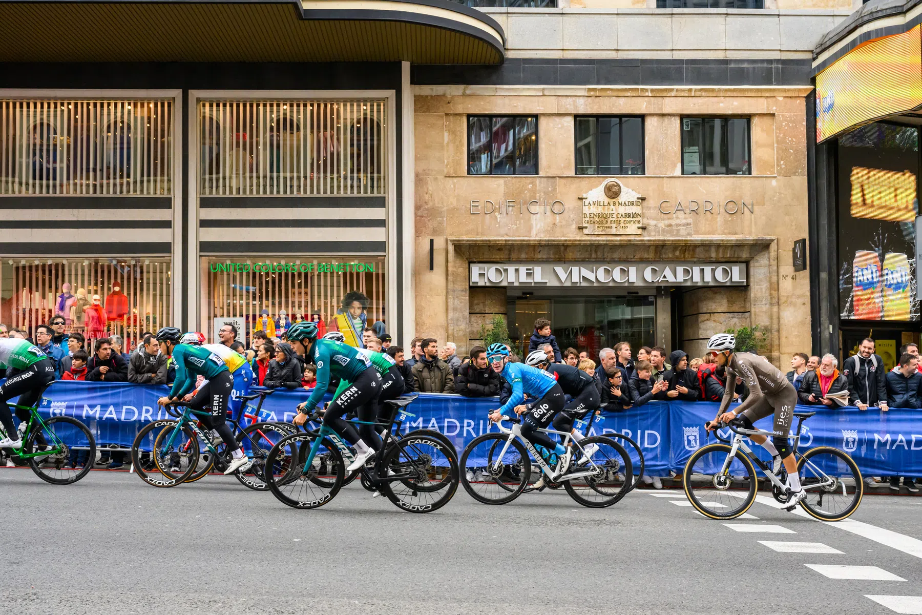 Vuelta 2026 etappe 6: spektakel op gravel en steile slotklim richting Castellón