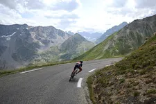 Thumbnail for article: Wat scheelt een kilo lichter op de Alpe d’Huez?