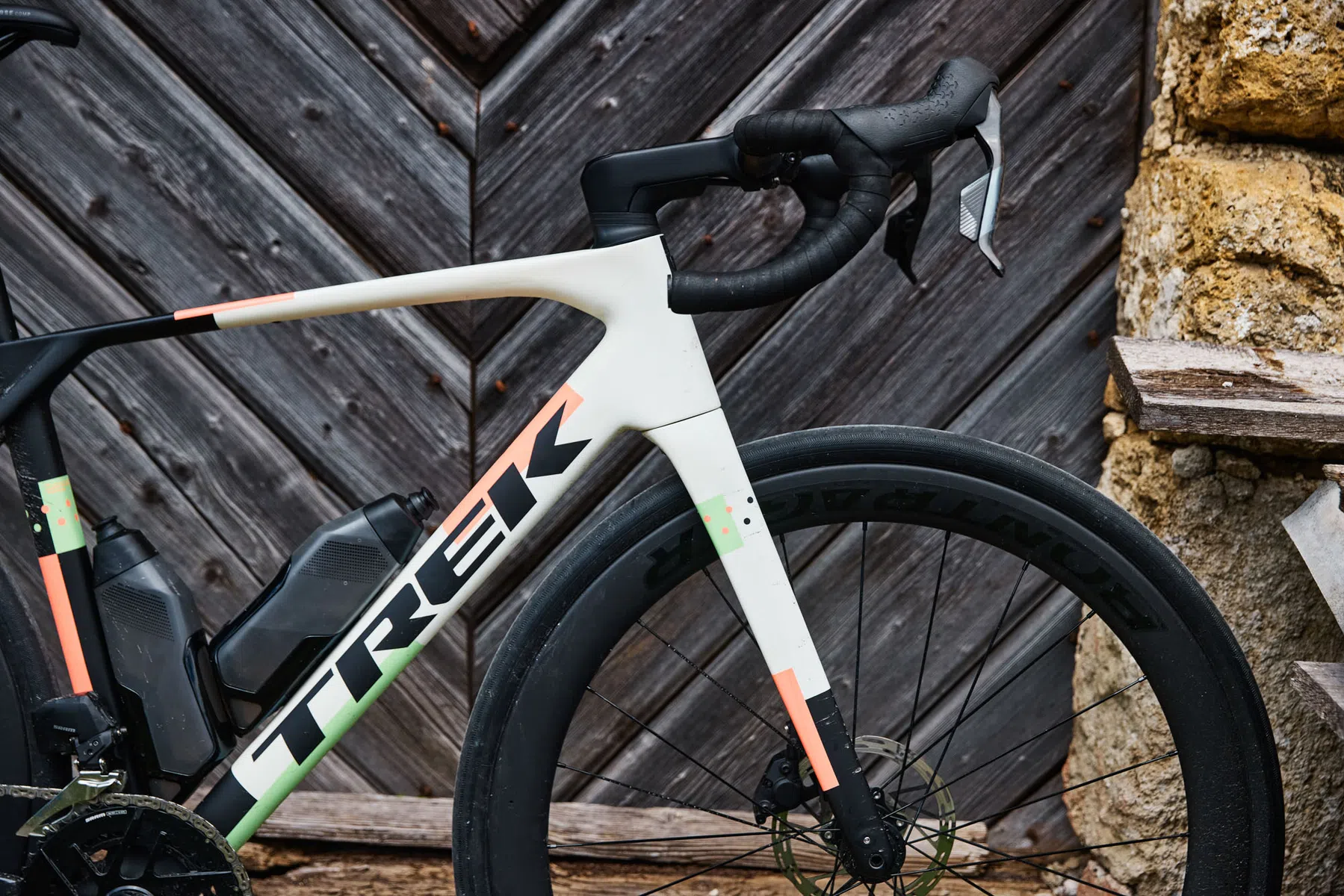 Trek Domane krijgt vijfde generatie: lichter, strakker en klaar voor lange dagen