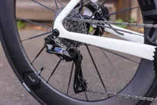 Thumbnail for article: De kwetsbare held van de koers: Hoe lang houden we de derailleur nog?