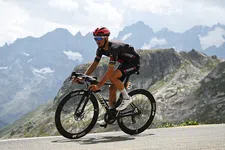 Thumbnail for article: Julian Alaphilippe (34) stopt na pijnlijke Tour: Dit is de reden