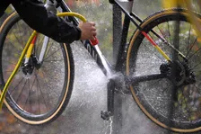 Thumbnail for article: Waarom heb je nooit zin om je fiets schoon te maken? Dit is waarom je het steeds uitstelt