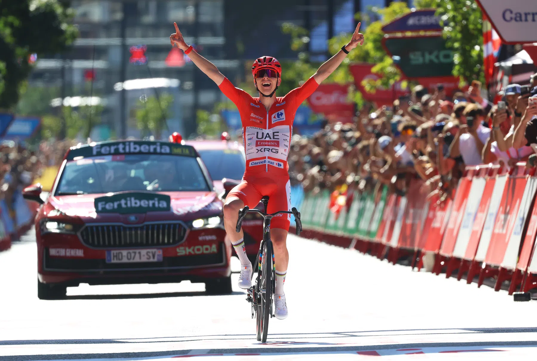 Tadej Pogačar zet Vuelta naar zijn hand na solo van 50 km door Andorra in rit 4 