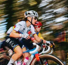 Thumbnail for article: De regenboogtrui van Magdeleine Vallieres krijgt een eigen POC-helm