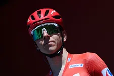 Thumbnail for article: Tadej Pogačar moet na valpartij opgeven in La Vuelta España 2026