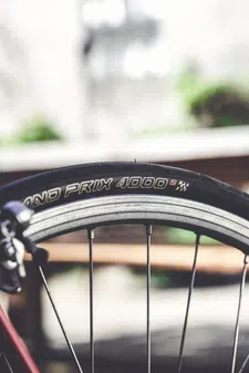 Thumbnail for article: Je fietsband loopt steeds langzaam leeg: Dit zijn de mogelijke oorzaken