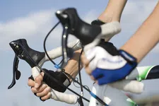 Thumbnail for article: Tintelende handen op de racefiets? Dit zijn de oorzaken en oplossingen