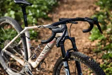 Thumbnail for article: De voor- en nadelen van een geveerde voorvork op je gravelbike
