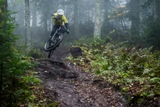 Thumbnail for article: De remfout die mountainbikers maken bij natte afdalingen