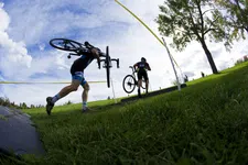 Thumbnail for article: Veldrijden: Waarom steeds meer wielrenners overstappen