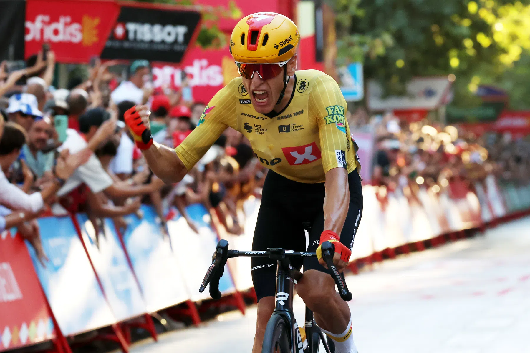 Tobias Halland Johannessen wint geweldige slotrit Mas wint Vuelta