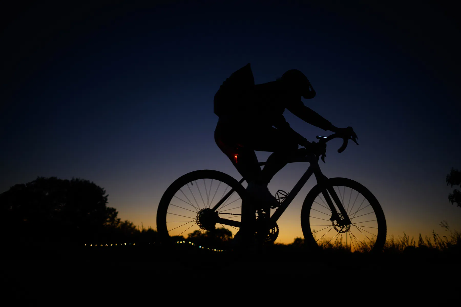 Waarom fietsen in het donker sneller voelt