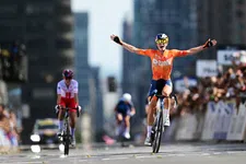 Thumbnail for article: Demi Vollering maakt favorietenrol waar en kroont droomseizoen met wereldtitel
